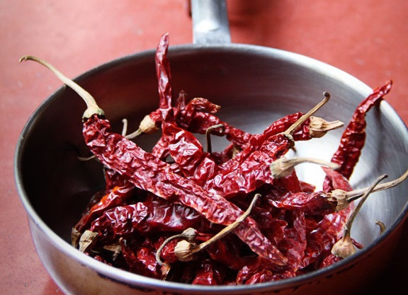 1. Этап. Сливы, маринованные без закатки: 5. Острый сушеный перец следует выложить на сухую сковороду и слегка обжарить. На отдельной сковороде обжарьте семена горчицы и пажитник. Можно использовать и другие пряности, которые вам по вкусу.