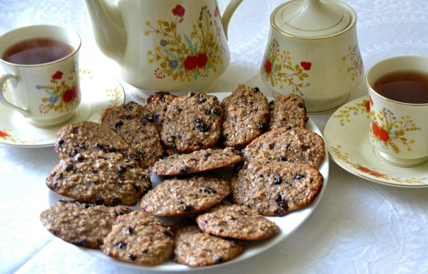 1. Этап. Овсяное печенье с вареньем: Наливайте чай и зовите домашних к столу. Печенье получилось ароматное и вкусное. Приятного аппетита!