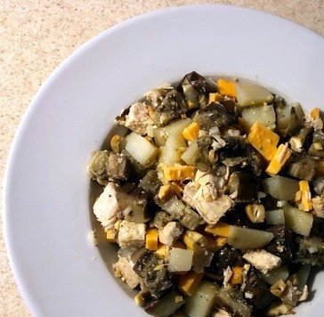 1. Этап. Баклажаны с курицей и кешью: 4. Мелко крошим лук, кешью и чеснок. 5. Небольшими кусочками нарезаем баклажаны, картофель, сыр и куриное мясо. 6. Соединяем все накрошенные ингредиенты с маслом, солью и специями. Перемешиваем. Приятного аппетита!