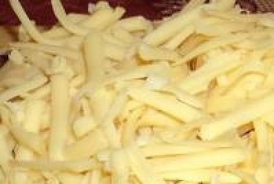 1. Этап. Салат с языком и ветчиной: Сыр натираем на терке.