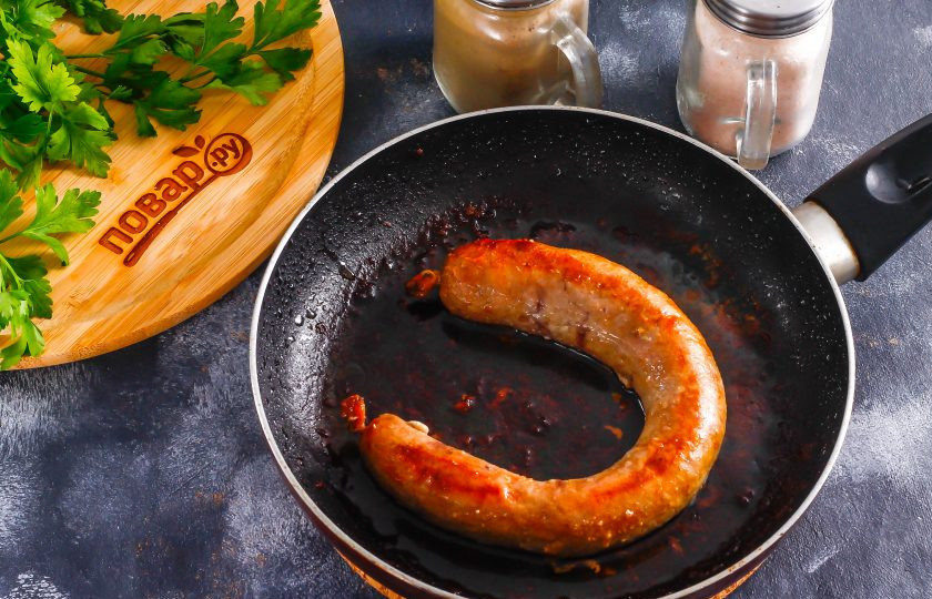 1. Этап. Куриная колбаса с салом: Несколько раз переворачивайте колбасу на другую сторону для равномерной прожарки.