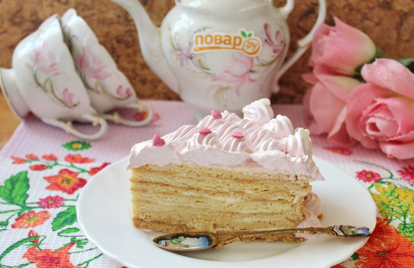 1. Этап. Сметанный торт с медовыми коржами: Дайте торту пропитаться 6-10 часов и подавайте к столу.