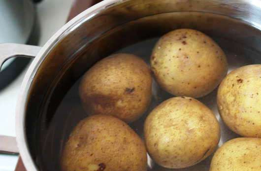 1. Этап. Картофель с лимоном: Помойте картофель и не очищая отварите до готовности.