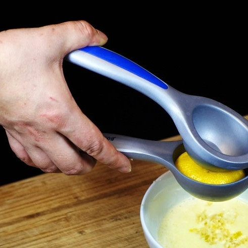 1. Этап. Соус для морепродуктов: Туда же выдавливаем немного лимонного сока.