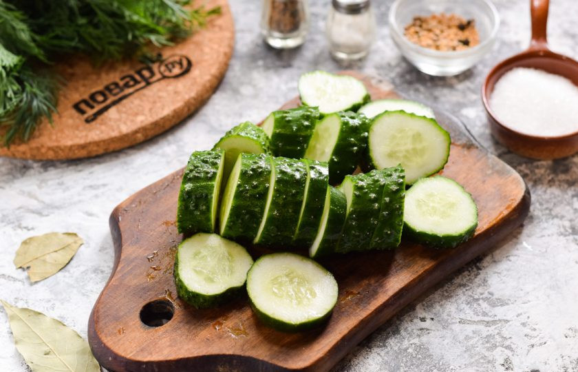 1. Этап. Огурчики по-болгарски на зиму: У подготовленных огурцов срежьте концы с обеих сторон. Нарежьте огурцы кружочками.