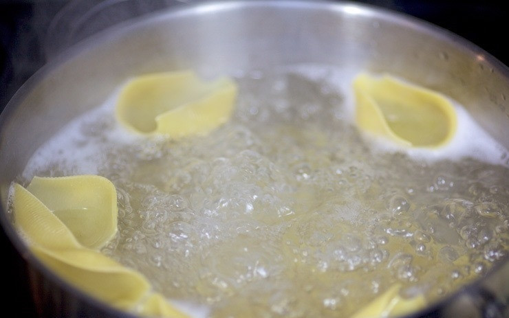 1. Этап. Ракушки с курицей и грибами: В подсоленной воде отварите пасту половину указанного на пачке времени приготовления. Они должны быть слегка недоваренными.