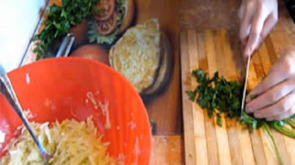 1. Этап. Кабачковые оладьи без яиц: Натираем кабачки на терке. Мелко режем зелень.