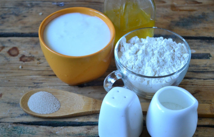 1. Этап. Дрожжевое тесто на кефире: Подготовьте все необходимые ингредиенты. Если вы используете прессованные дрожжи, то вам понадобится их 30 г.