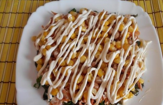 1. Этап. Салат из морской капусты с морковью: 10. Теперь поверх кукурузы снова полейте тонким слоем майонеза в виде сеточки.