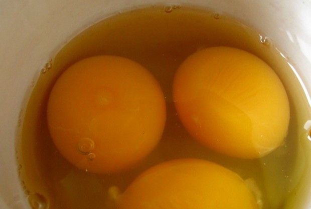 1. Этап. Ачма из лаваша в духовке: В отдельную миску разбиваем три яйца и взбиваем их немного.