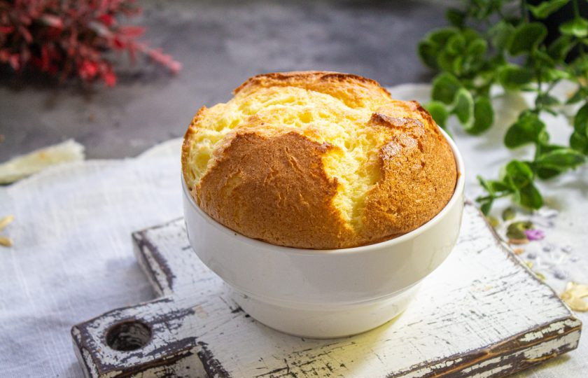 1. Этап. Суфле из яиц: Достаньте готовое яичное суфле из духовки.