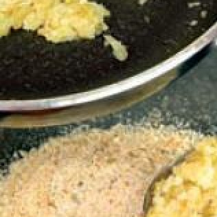 1. Этап. Суп с клецками: Панировочные сухари выложить в миску. Обжарить лук в топлёном сливочном масле. Снять с огня. Одну треть лука переложить к сухарям. Оставшийся лук отставить. Добавить к сухарям яйца, перемолотый черный перец и соль по вкусу, тщательно перемешать.