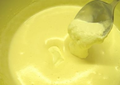 1. Этап. Медовый торт простой: Добавляем к получившейся смеси 200 грамм сметаны, взбиваем.