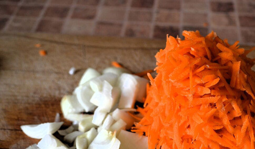 1. Этап. Фаршированные помидоры: Натереть на тёрке морковь, нарезать лук.