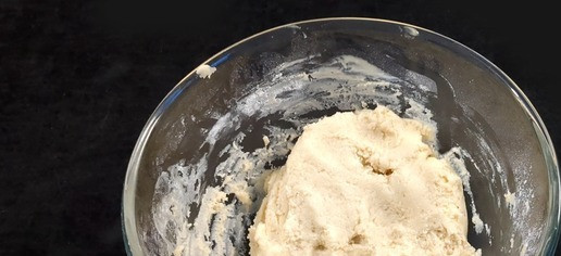 1. Этап. Печенье Орешки: Смешайте яйцо, сливочное масло и растительное масло. Постепенно добавляйте муку и разрыхлитель, замешивая тесто.