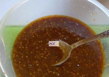 1. Этап. Печень по-восточному: Тем временем приготовить соус из томатной пасты, мёда и соевого соуса.