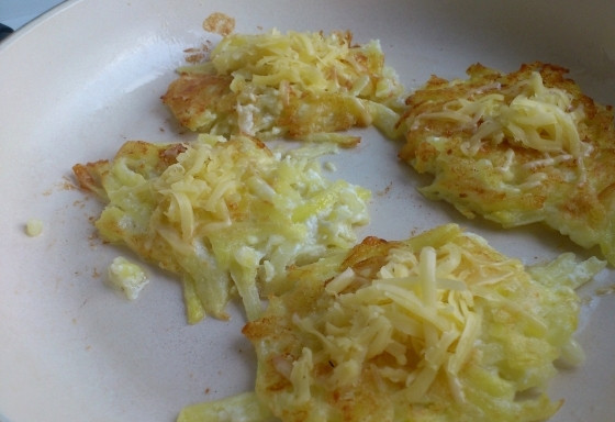 1. Этап. Драники с сыром: Жарим в течение 5-6 минут на среднем огне, затем переворачиваем и жарим еще 5 минут с другой стороны. Пока драники обжариваются, мы трем на крупной терке сыр, потом раскладываем его на уже обжаренные драники и держим под закрытой крышкой еще пару минут на медленном огне.