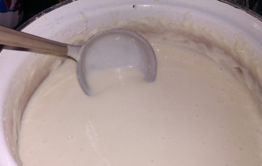 1. Этап. Панкейки на кислом молоке с добавлением растительного масла: 4. Оставьте на 15 минут, чтобы тесто настоялось (лучше всего на 2 часа). Затем размешайте и раскалите сковороду.