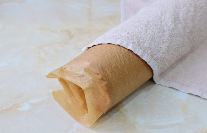 1. Этап. Бисквитный рулет с кремом из сливок: Горячий бисквит сверните вместе с бумагой в рулет и оберните в полотенце. Уберите в холодильник до полного остывания.