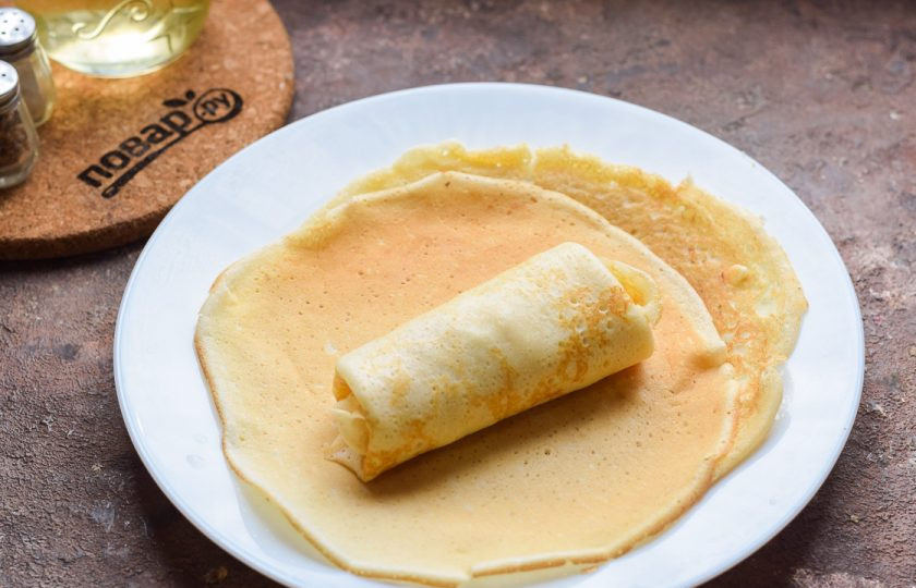 1. Этап. Блинчики с яйцом и луком: Сверните блинчик рулетом.