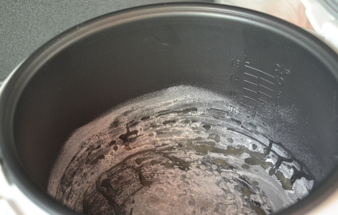 1. Этап. Пирог с черникой в мультиварке: Чашу мультиварки смазываем растительным маслом и посыпаем мукой.