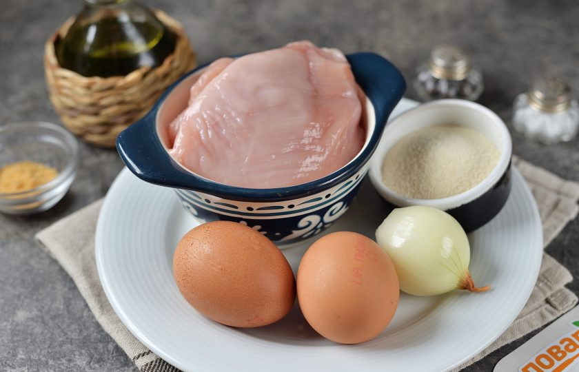 1. Этап. Рубленные куриные котлеты с манкой: Подготовьте все необходимые ингредиенты. Лук почистите и помойте вместе с филе под проточной водой.