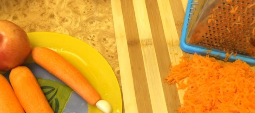 1. Этап. Морковный салат с чесноком, яблоками и майонезом: 1. Морковь промойте, очистите и натрите на мелкой терке. Чеснок очистите и также натрите на мелкой терке, желательно по очередности с морковью.