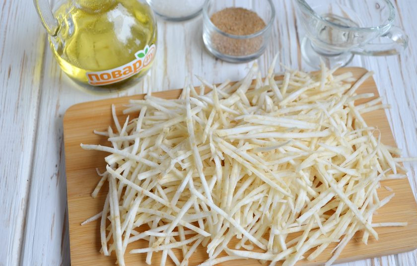 1. Этап. Салат с сельдереем: 2. С корня сельдерея снимите кожуру, порежьте соломкой или натрите на терке для овощей по-корейски.