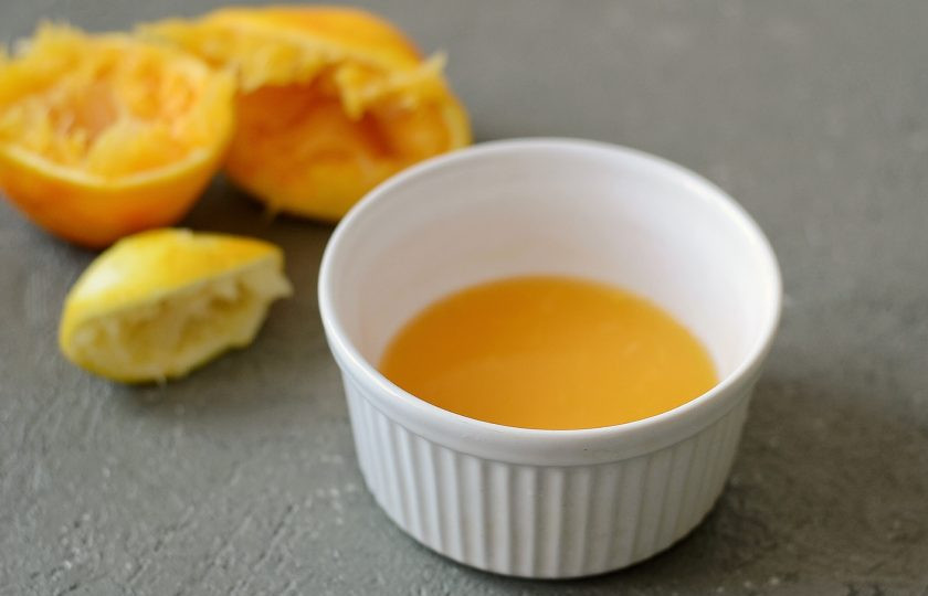 1. Этап. Морковный мармелад: Выжмите из апельсина и лимона сок.