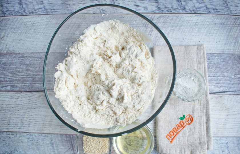 1. Этап. Булочка Ромашка: Дрожжи и сахар разведите в воде. Влейте дрожжевой коктейль в муку, добавьте растительное масло, перемешайте. Добавьте соль и замесите тесто, не липнущее к рукам.