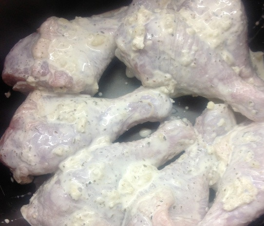 1. Этап. Голени тушеные в мультиварке: По истечении времени выкладываем голени вместе с маринадом в чашу мультиварки. Закрываем крышку и включаем режим 