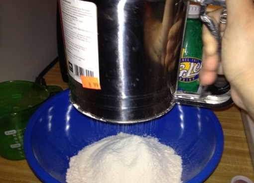 1. Этап. Бездрожжевой хлеб без закваски: 1. В миску просеиваю муку, чтобы обогатить ее кислородом, сразу не всю (около 200-300 грамм). Добавляю к ней сахар и соль, перемешиваю все ингредиенты.