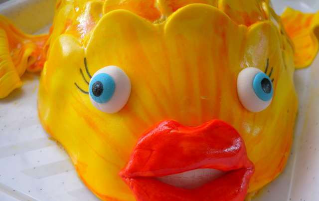 1. Этап. Торт Рыбка: Из белой и голубой мастики делаем глаза, зубки. Рисуем пищевым фломастером реснички и обводим все контуры.