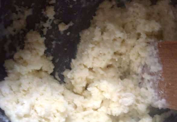 1. Этап. Пасха Красная горка: Стакан молока доведите до кипения, добавьте в него 100 грамм муки, быстро перемешайте и снимите с огня.