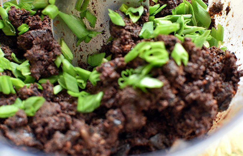 1. Этап. Заячьи потрошки в слоеном тесте: Остудите потрошки и пробейте их блендером в пульсовом режиме до крошки. Добавьте измельченый зеленый лук.