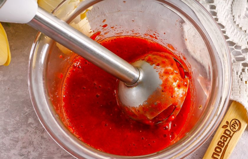 1. Этап. Маршмеллоу из клубники: Отпюрируйте всю ягодную массу погружным блендером.