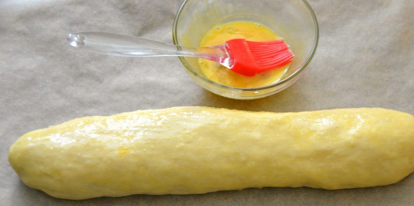 1. Этап. Горчичные сухарики: Готовое тесто разделите на две-три части. Раскатайте в форме колбаски, смажьте яйцом.
