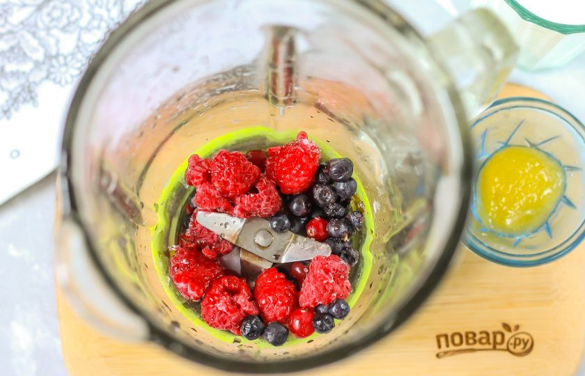 1. Этап. Смузи для иммунитета: Ягоды всыпьте в чашу блендера, предварительно промыв и удалив с них стебельки, листочки и прочий мусор, если он имелся.