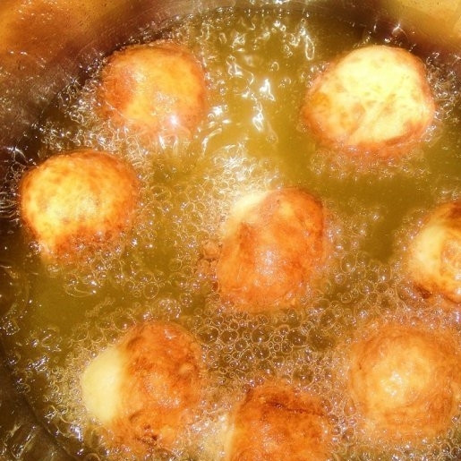 1. Этап. Пирожки с курицей и картошкой: В глубокой сковороде доводим до кипения литр масла, в кипящее масло погружаем наши пирожки.