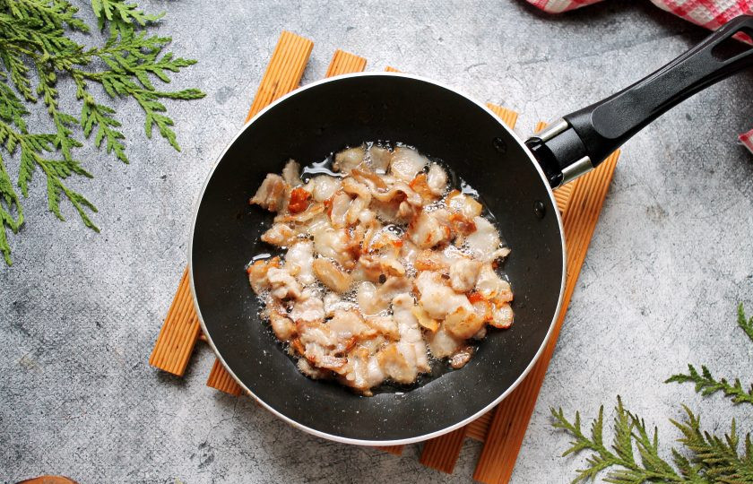 1. Этап. Запеченный картофель с беконом и сыром: Бекон, лучше всего сырокопченый, порежьте кубиком и выложите на сухую, разогретую на среднем огне сковороду. Обжаривайте бекон до золотистого цвета и вытапливания жира. Готовый бекон переложите в тарелку с размятым картофелем.