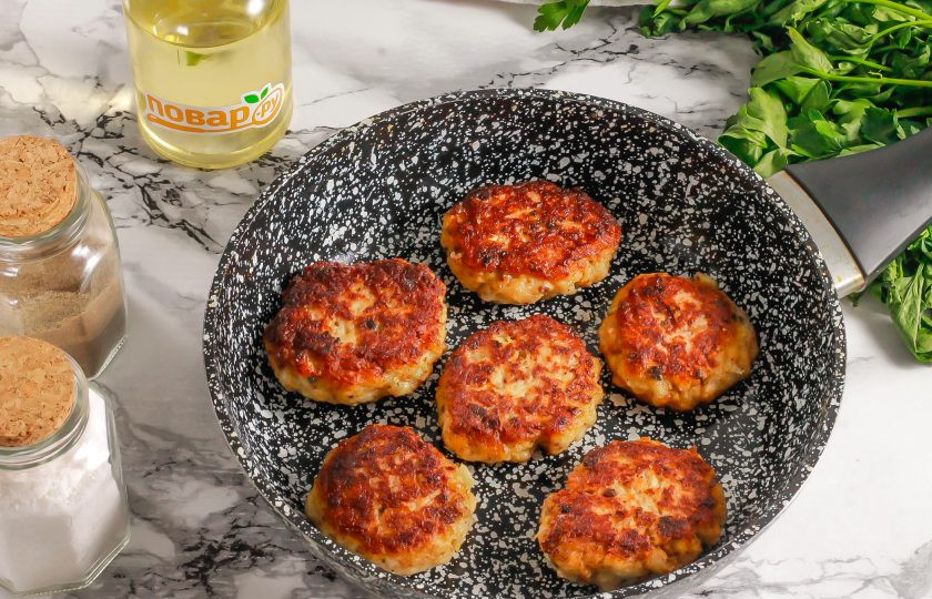 1. Этап. Котлеты из скумбрии и минтая: Прогрейте в сковороде растительное масло. Смочите руки в воде и сформируйте небольшие заготовки. Выложите их в масло и обжаривайте по 2-3 минуты с каждой стороны на умеренном нагреве. После того как котлеты перевернете на другую сторону, можно накрыть сковороду крышкой. Благодаря этому котлеты пропарятся внутри.