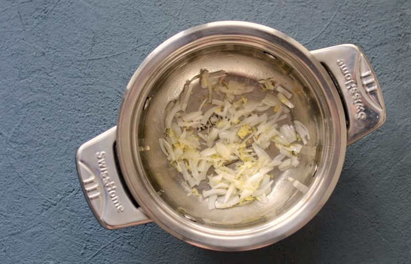 1. Этап. Суп с соевым мясом: В кастрюле с толстым дном обжарьте тертый имбирь, чеснок и порезанный на мелкие кубики репчатый лук.