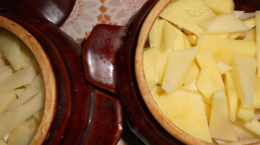1. Этап. Мясное ассорти с грибами: В горшочки кладем порезанный кубиками картофель.