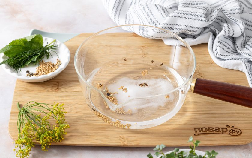 1. Этап. Маринованный зеленый горошек: Для маринада добавьте в воду семена горчицы и кориандра, перец горошком, соль и сахар. Вскипятите, проварите 1 минуту, а в конце добавьте уксус.