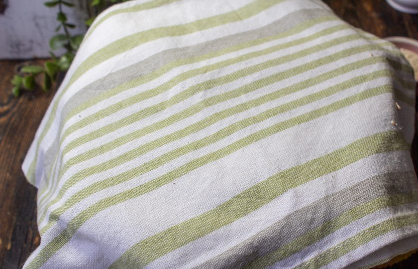 1. Этап. Цельнозерновые булочки для бургеров: Накройте чистым полотенцем и оставьте в теплом месте минут на 40-60.