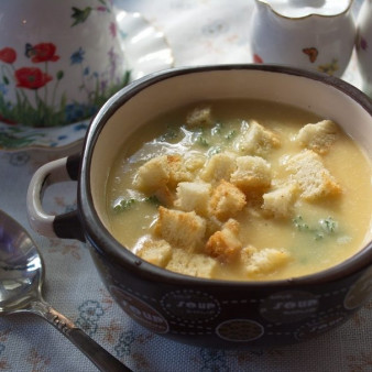 Суп гороховый с гренками