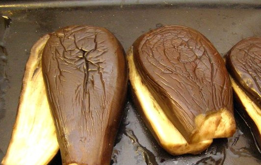 1. Этап. Синенькие с морковкой на зиму: Баклажаны разрежьте вдоль так, чтобы их можно было свободно открыть и закрыть: то есть не разделяйте их полностью на две части.