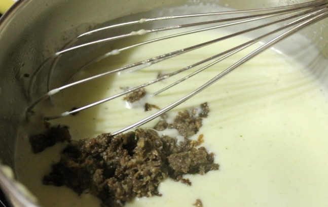 1. Этап. Треска под соусом Бешамель: 6. Тонкой струйкой вливаю молочную смесь и все время помешиваю венчиком, затем добавляю обжаренные грибы, перемешиваю и варю 2-3 минуты.