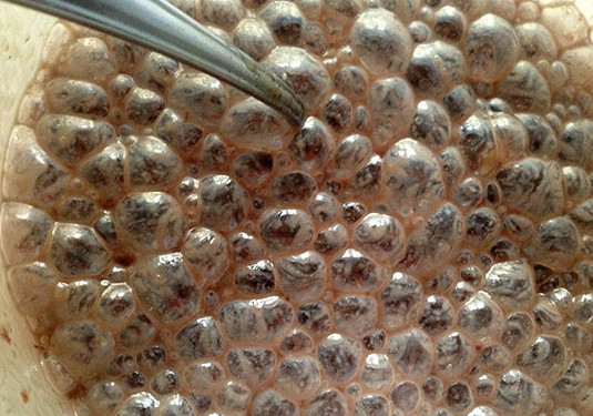 1. Этап. Коврижки из варенья: 2. Когда на поверхности появятся вот такие пузыри, введите муку и добавки по вкусу.