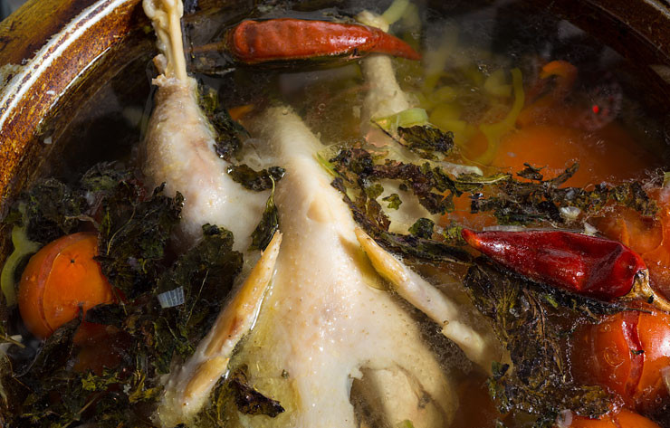 1. Этап. Шурпа из петуха: Теперь закладываем картофель, порезанный средними кубиками. А через 10 минут добавляем помидоры и базилик.